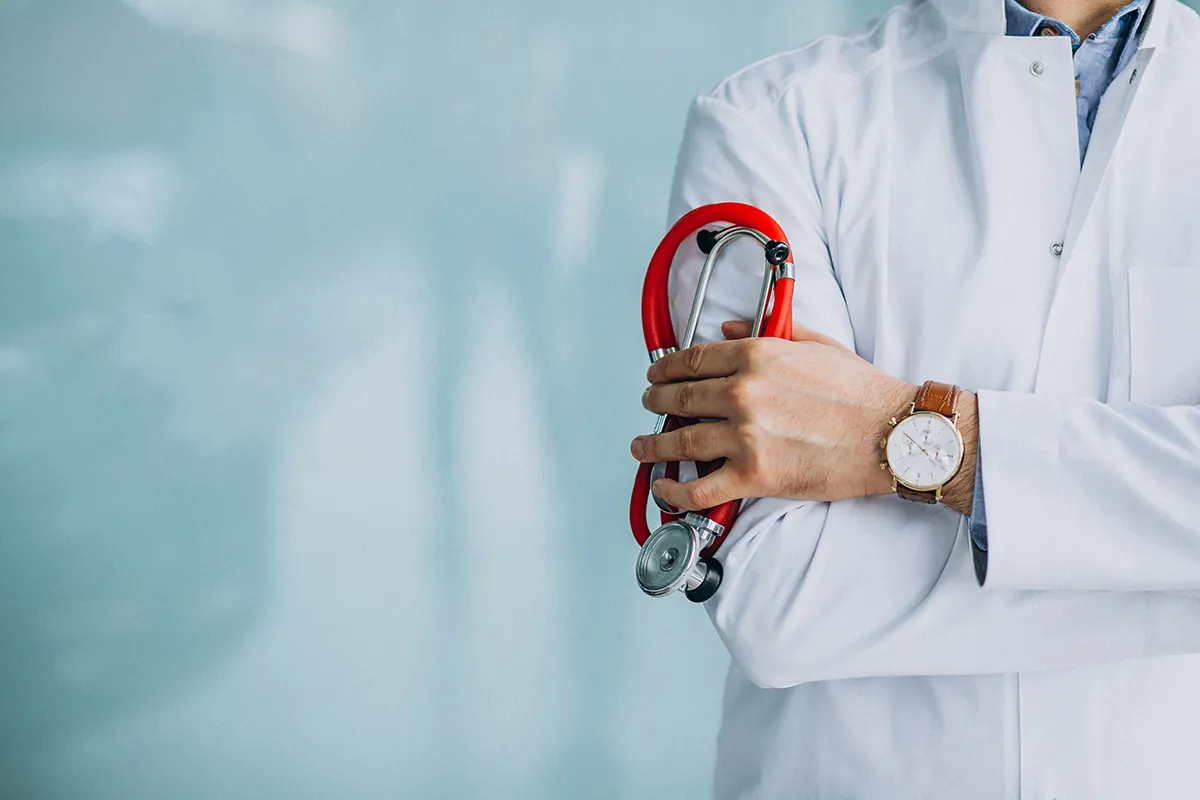 molodoi krasivyi vrac v medicinskom halate so stetoskopom