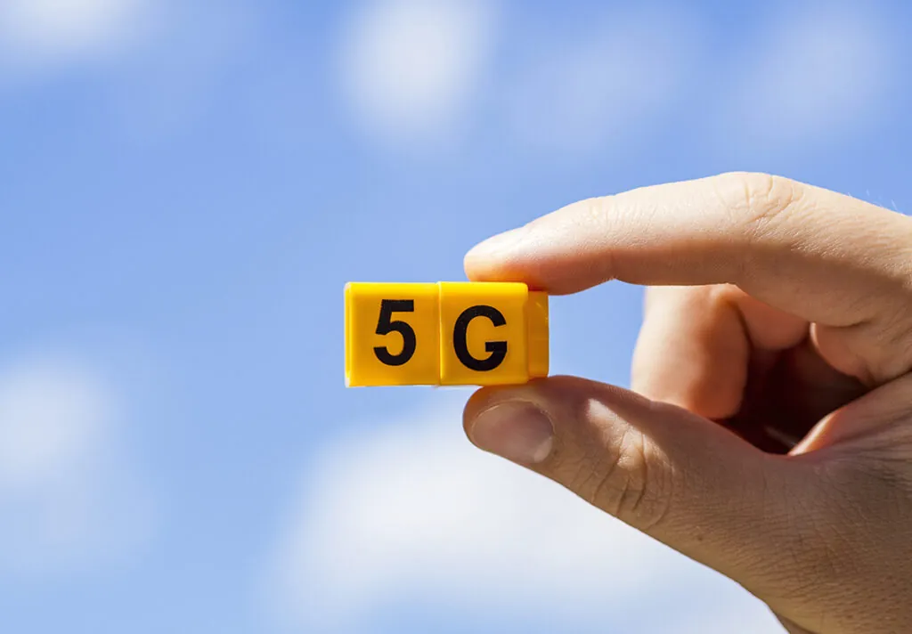 Минск тестирует 5G: первые испытания пройдут 9 мая 2 ruka 5g osnastki kubiki protiv neba s oblakami