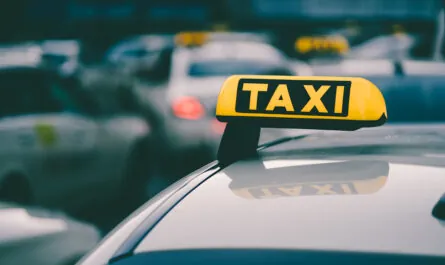 selektivnyi fokus vystrel znaka zeltogo taksi v probke