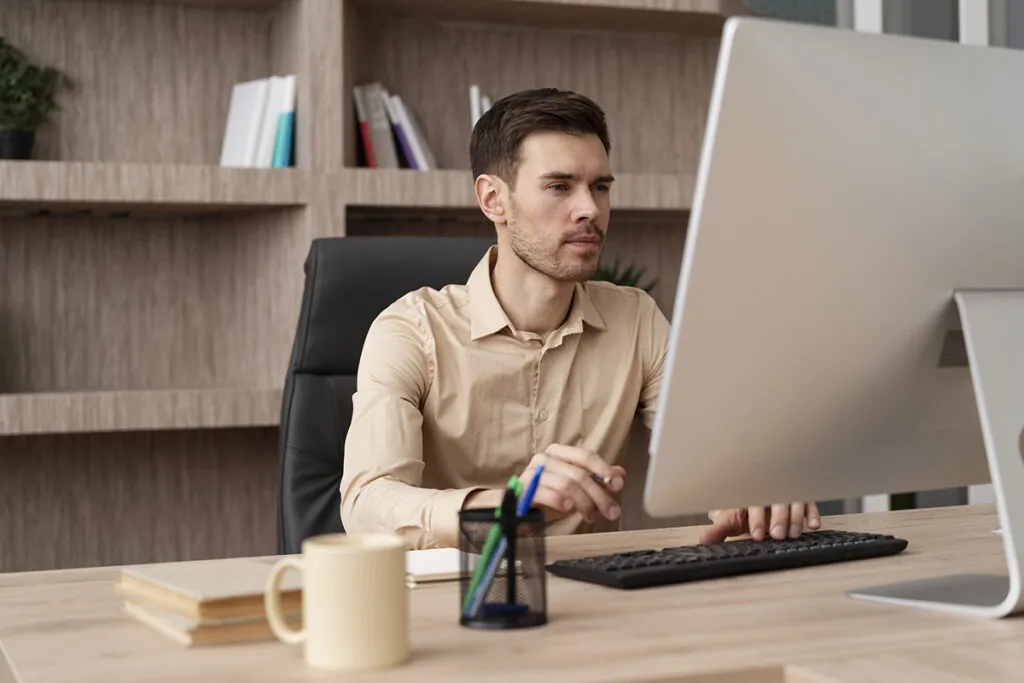 Как найти работу в Беларуси: два эффективных способа от Минтруда 2 medium shot focused man working computer