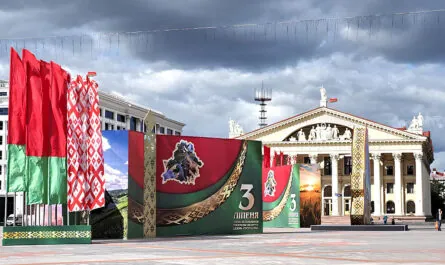 2025 06 30 gorod installyacziya na oktyabrskoj ploshhadi mozolevskij 10 1 1