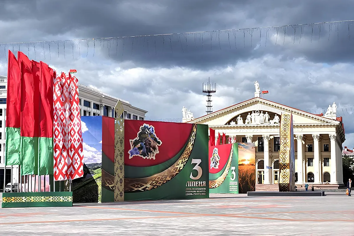 2025 06 30 gorod installyacziya na oktyabrskoj ploshhadi mozolevskij 10 1 1