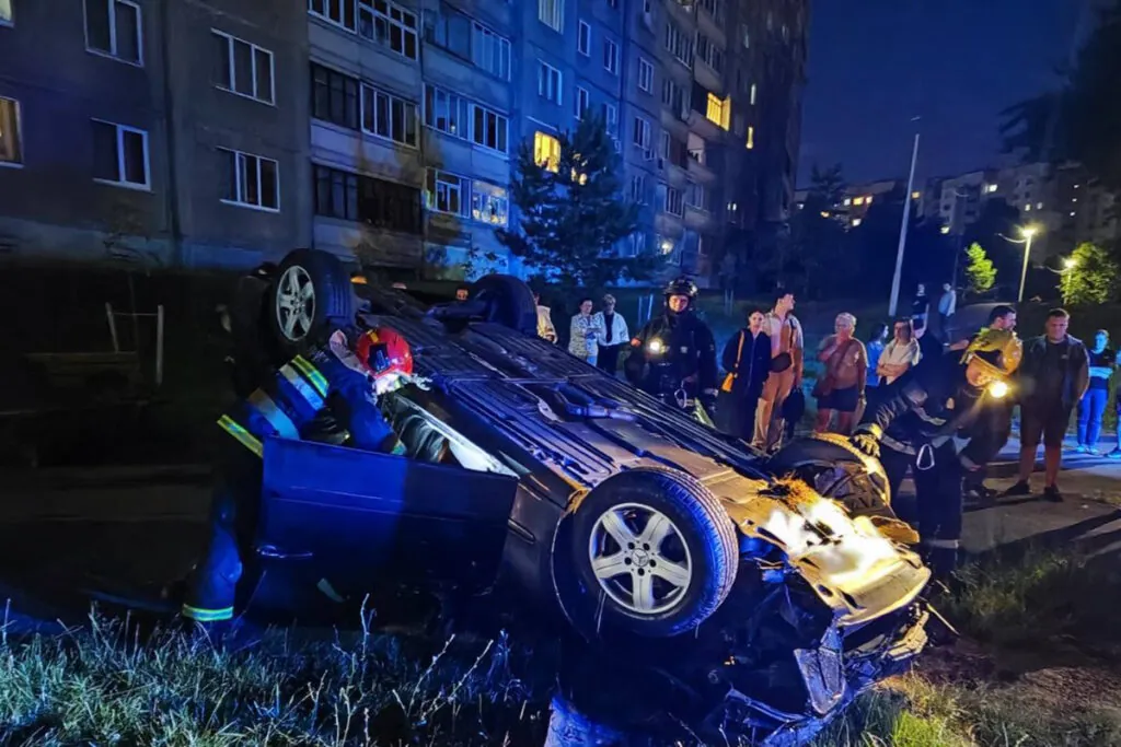 В Минске пьяный водитель протаранил машины и перевернулся во дворе многоэтажки 2 photo 2025 07 19 08 07 25