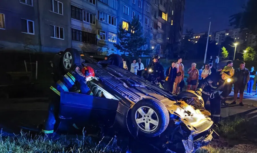 В Минске пьяный водитель протаранил машины и перевернулся во дворе многоэтажки